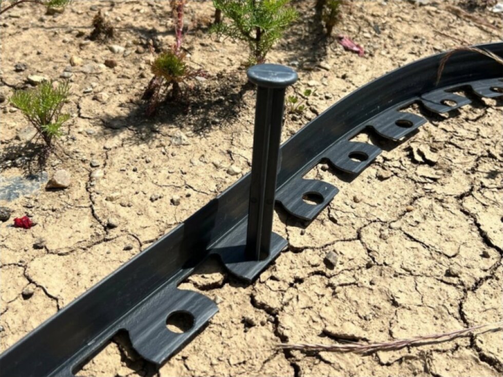 Neviditelný obrubník 2v1 10 m x 50 mm, černá (včetně hřebů)