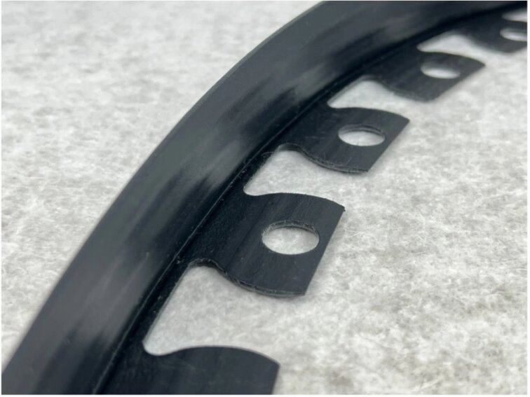 Neviditelný obrubník 2v1 10 m x 50 mm, černá (včetně hřebů)