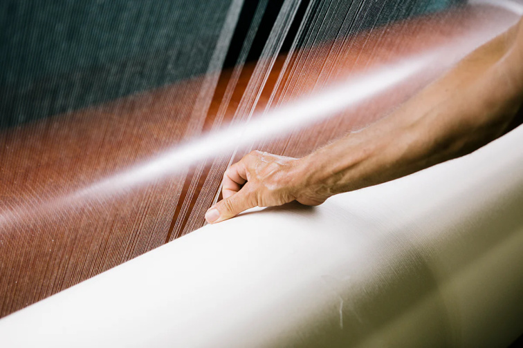 Kvalitní bavlna vs. levná bavlna: Proč se některá trička žmolkují a jiná ne?