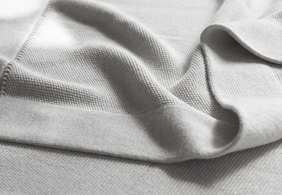 Kvalitní bavlna vs. levná bavlna: Proč se některá trička žmolkují a jiná ne?