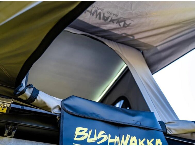 Markýza Bushwakka 270 Extreme Darkness se vstupem