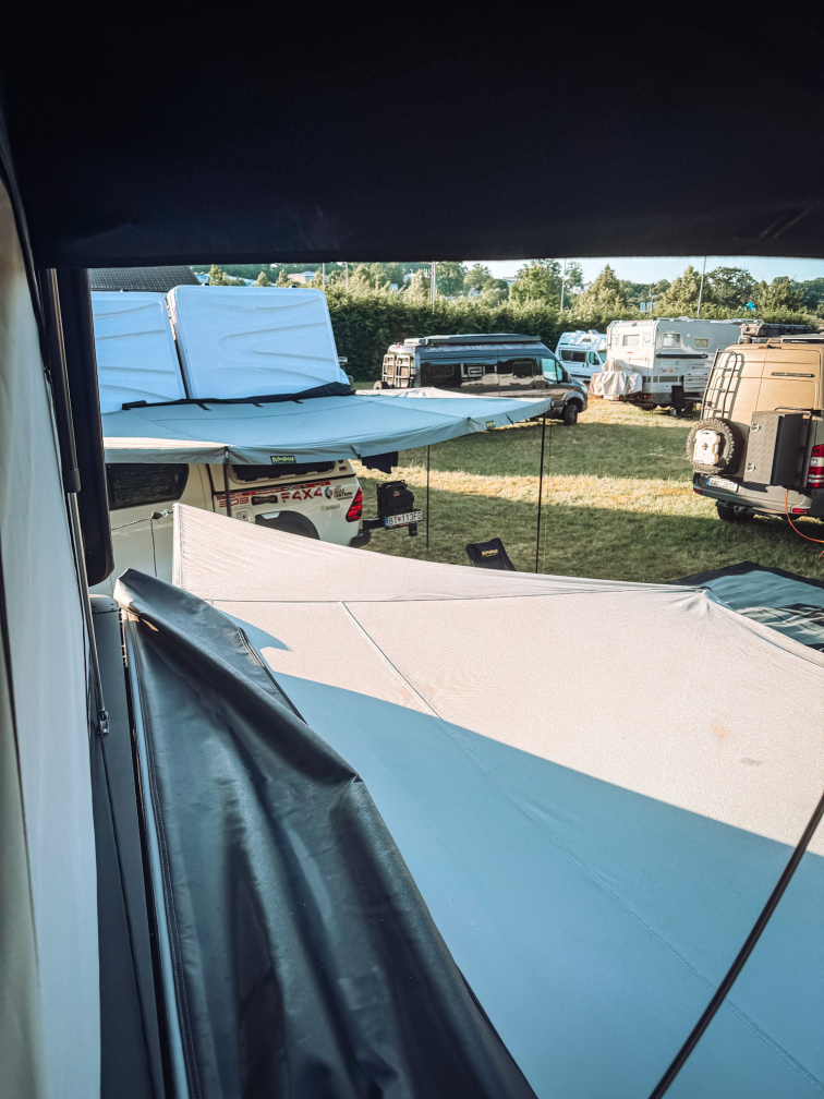 Markýza Bushwakka 270 Extreme Darkness se vstupem