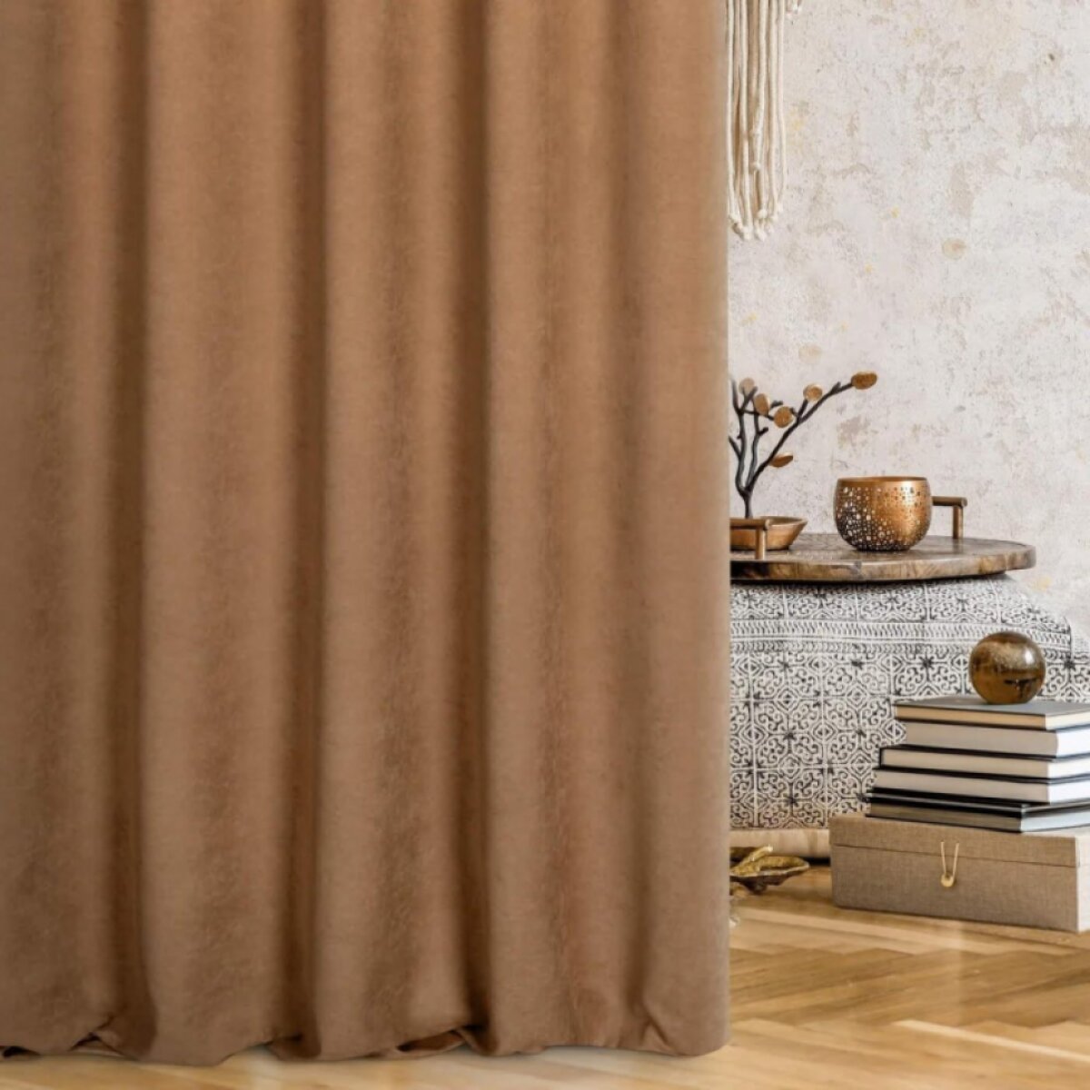 Skořicový závěs ADORE z měkké látky s velurovou strukturou