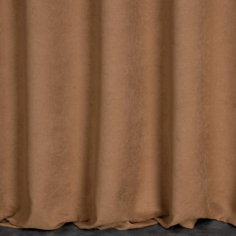 Skořicový závěs ADORE z měkké látky s velurovou strukturou