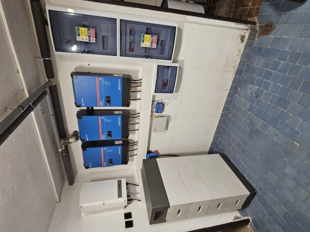 Hybridní měnič/nabíječ Victron MultiPlus-II 48V/8000VA/110-100