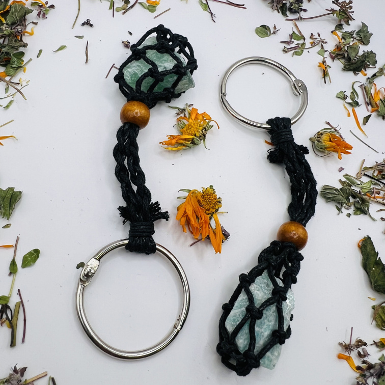 Makrame kľúčenka s prírodným kameňom