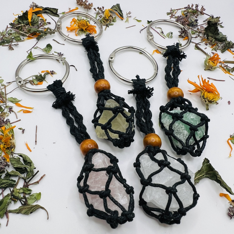 Makrame kľúčenka s prírodným kameňom