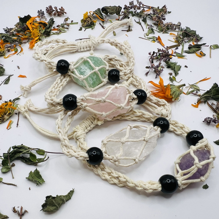 Makrame náramok s prírodným kameňom