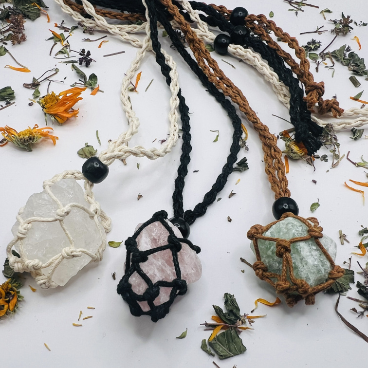 Makrame náhrdeľník s prírodným kameňom