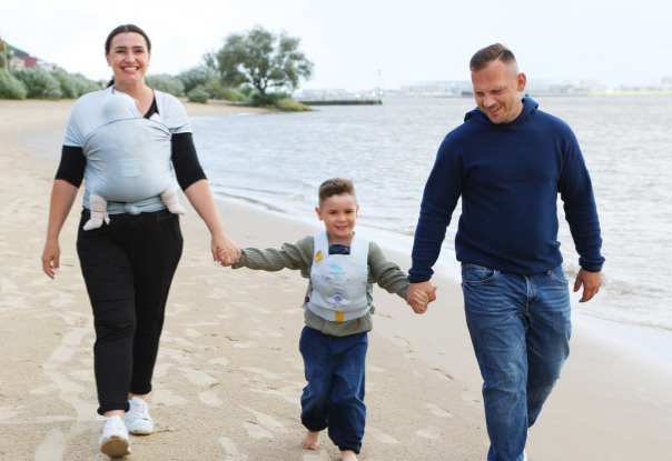 Jak nosit novorozence v šátku: jednoduchý návod pro první týdny s miminkem