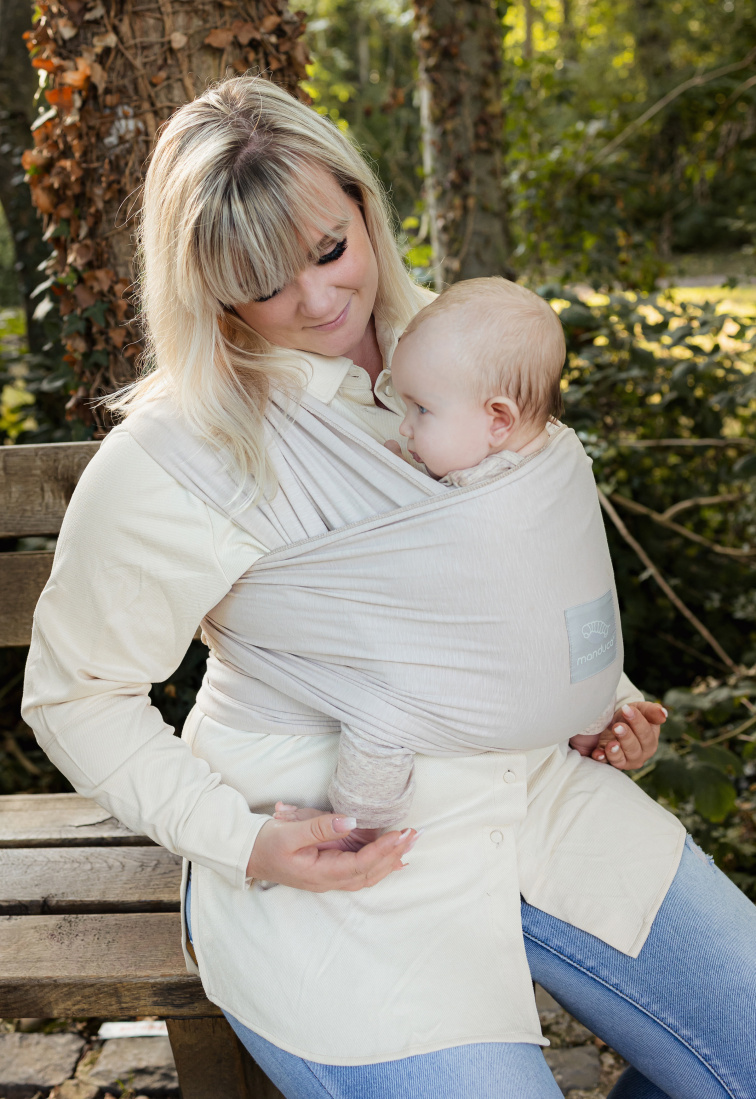 Jak nosit novorozence v šátku: jednoduchý návod pro první týdny s miminkem