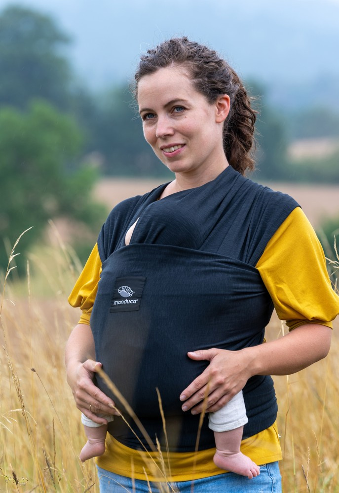 Jak nosit novorozence v šátku: jednoduchý návod pro první týdny s miminkem