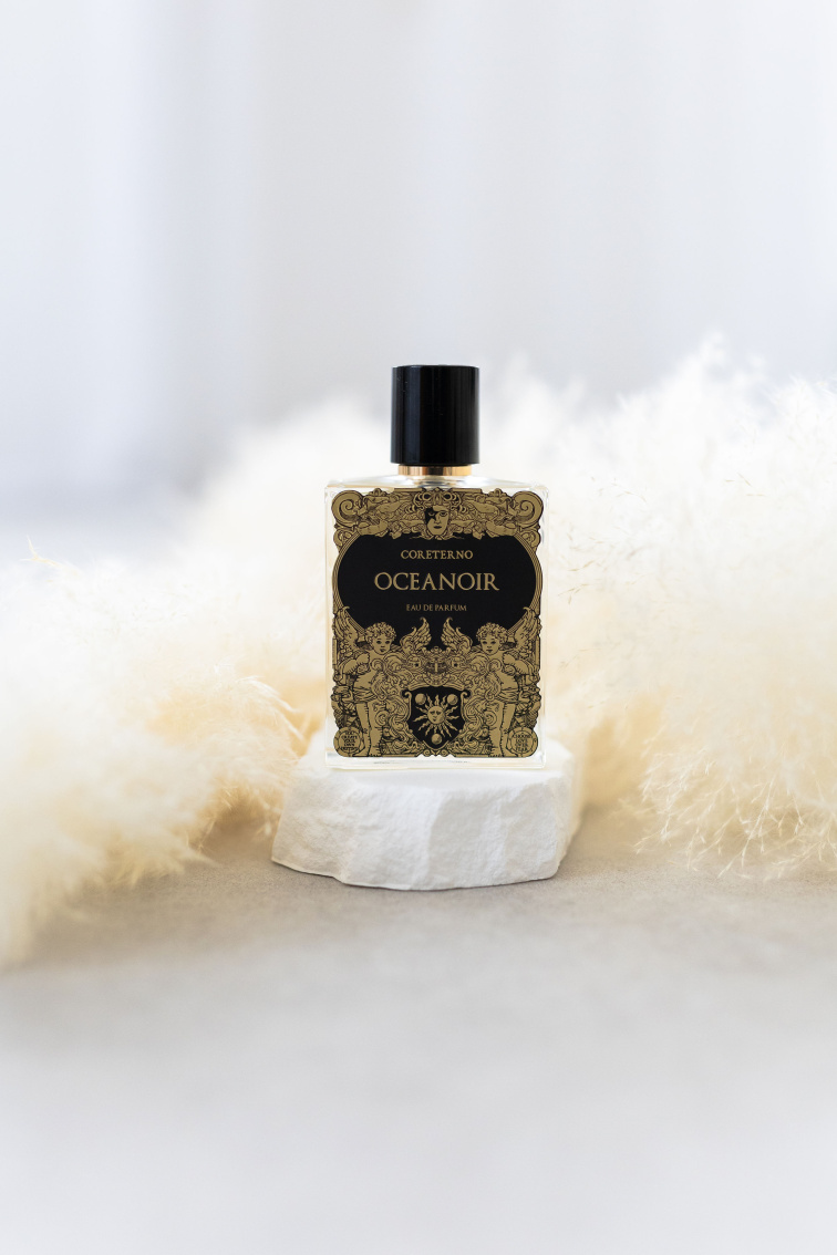 <alt="Coreterno OCEANOIR – luxusní niche parfém vetiverem, santalem, pižmem a ambrou">