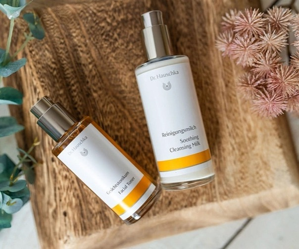 <img src="URL_OBRÁZKU" alt="Dr. Hauschka Pleťové tonikum – jemné a svěží tonikum pro normální až suchou pleť, 100 ml">