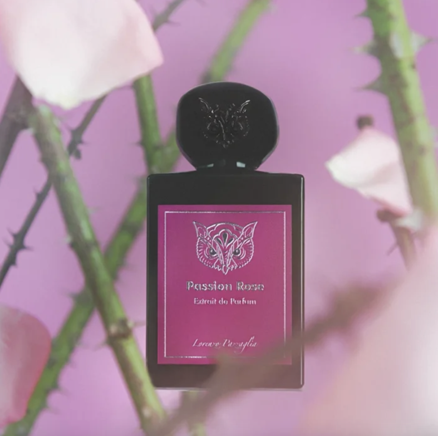 <alt="Parfém Lorenzo Pazzaglia Passion Rose – růžový niche parfém s exotickými podtóny">