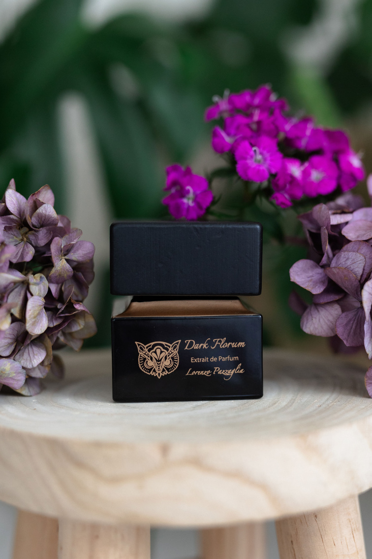 <img src="URL_OBRÁZKU" alt="Lorenzo Pazzaglia Dark Florum – unisex niche parfém, iris, rum, koření, dřevo, 75 ml">