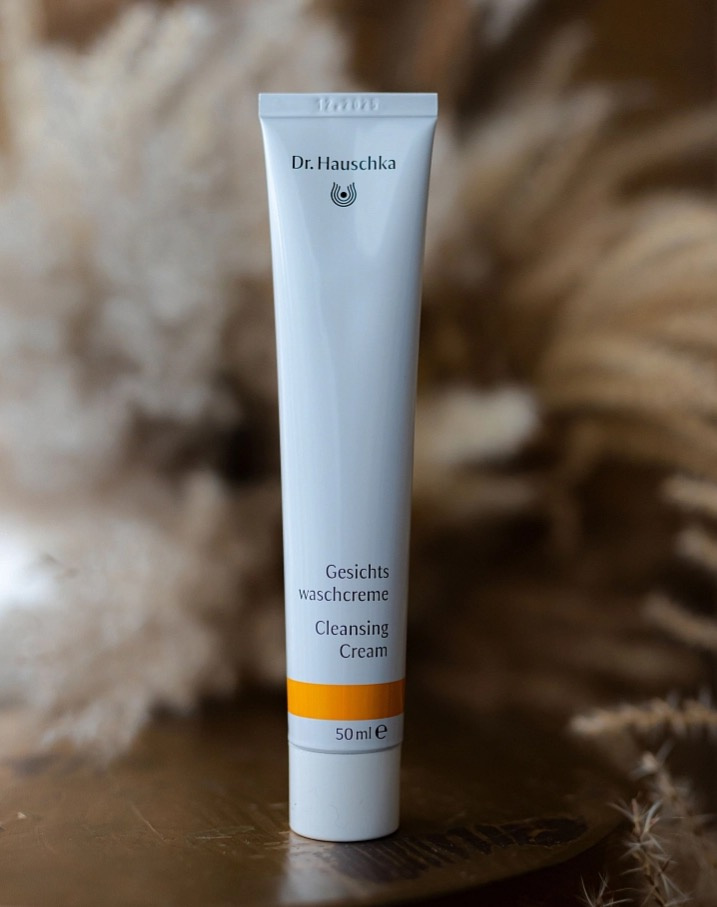 <img src="URL_OBRÁZKU" alt="Dr. Hauschka pleťový čistící krém – jemná exfoliace a čištění, 50 ml">
