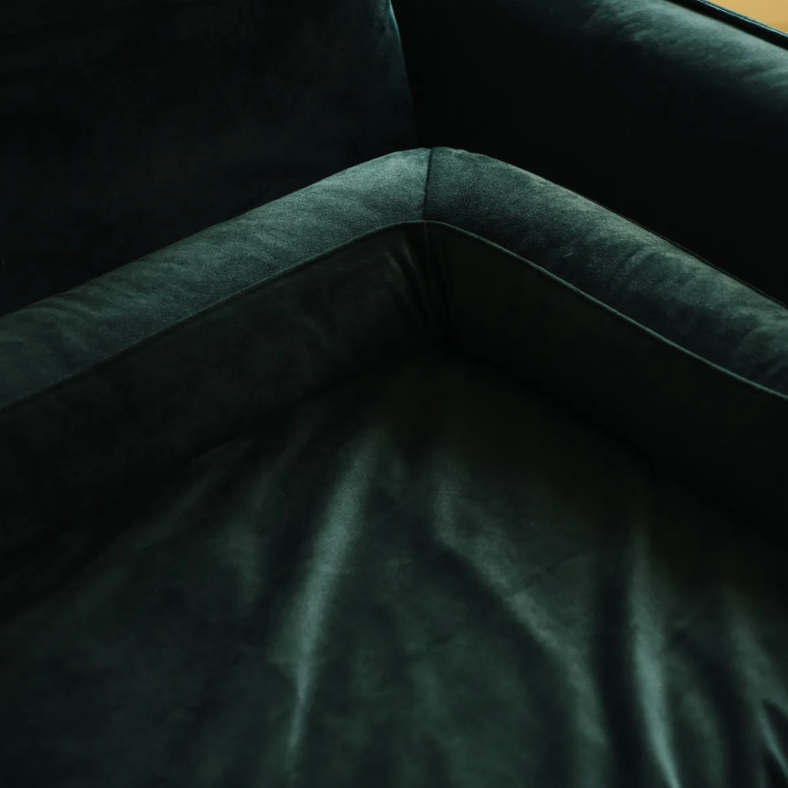 Pelíšek Lebeddie na pohovku Sofedo zelená