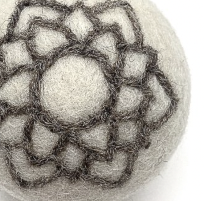 Hračka pro psy Wooliie, ručně vyráběný míč Čakra ze 100% vlny