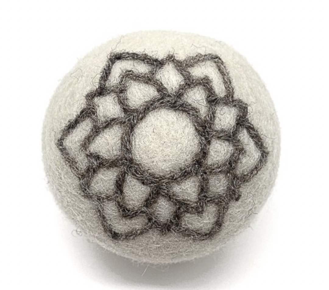 Hračka pro psy Wooliie, ručně vyráběný míč Čakra ze 100% vlny