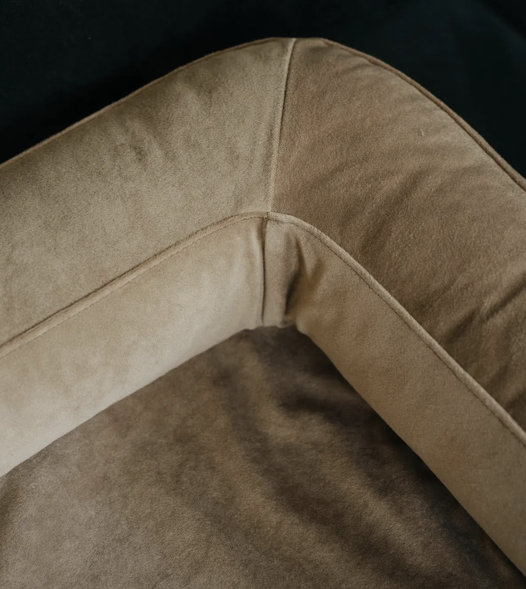 Pelíšek Lebeddie na pohovku Sofedo hnědá