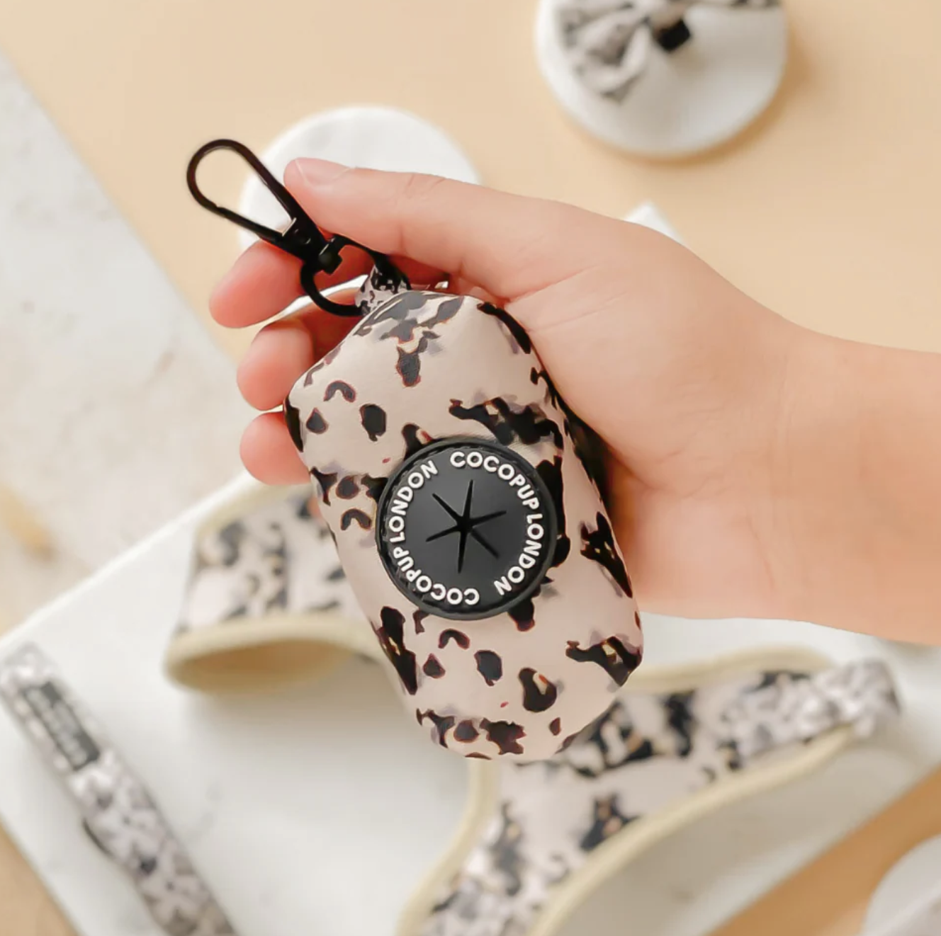 Pouzdro na sáčky CocoPup Ivory Tort