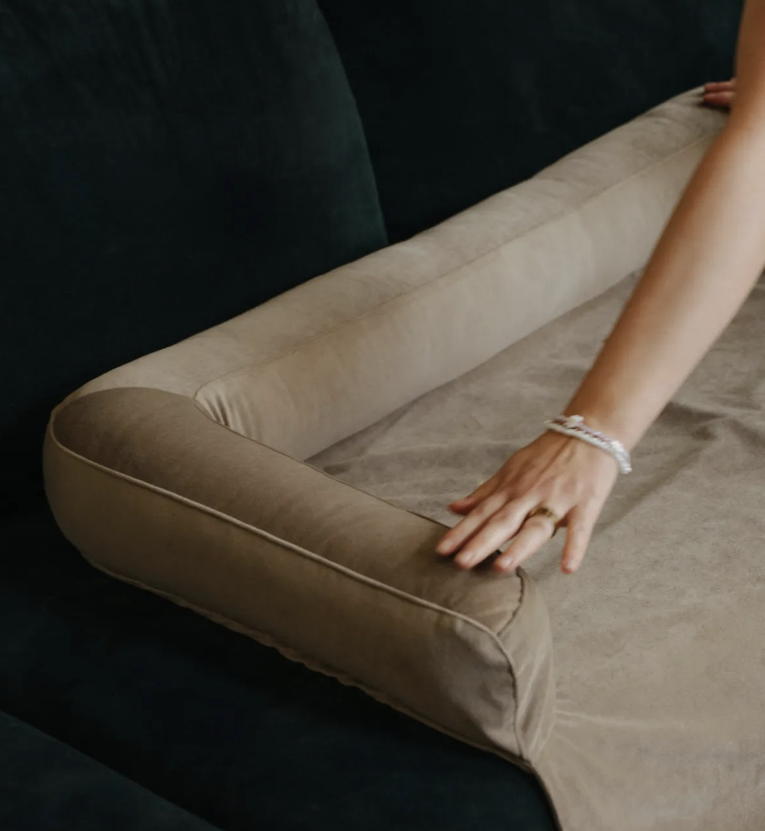 Pelíšek Lebeddie na pohovku Sofedo hnědá