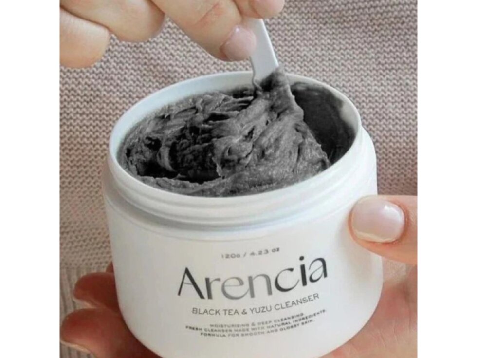 ARENCIA - BLACK TEA & YUZU RICE MOCHI CLEANSER - Výživný čistící gel s černým čajem, yuzu a rýžovými zrnky 120 g