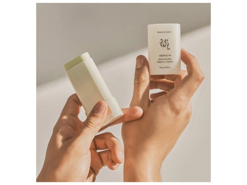 BEAUTY OF JOSEON - MATTE SUN STICK MUGWORTH&CAMELIA SPF50+ - Matná ochranná tyčinka s pelyňkem a kamélií pro snadnou reaplikaci SPF během dne 18 g