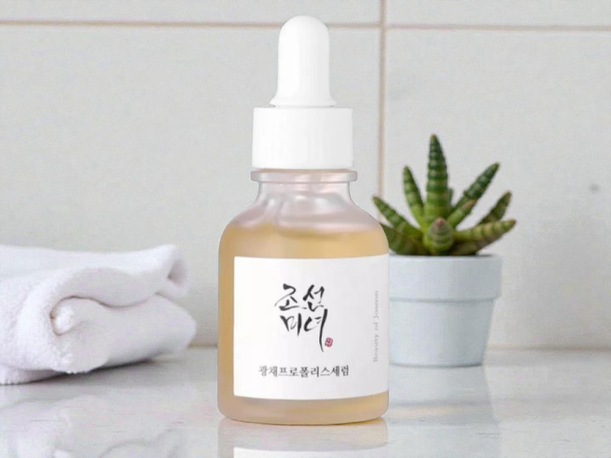 BEAUTY OF JOSEON - GLOW SERUM PROPOLIS AND NIACINAMIDE - Rozjasňující a vyživující sérum s propolisem pro sjednocenou a zdravě vypadající pleť 30 ml