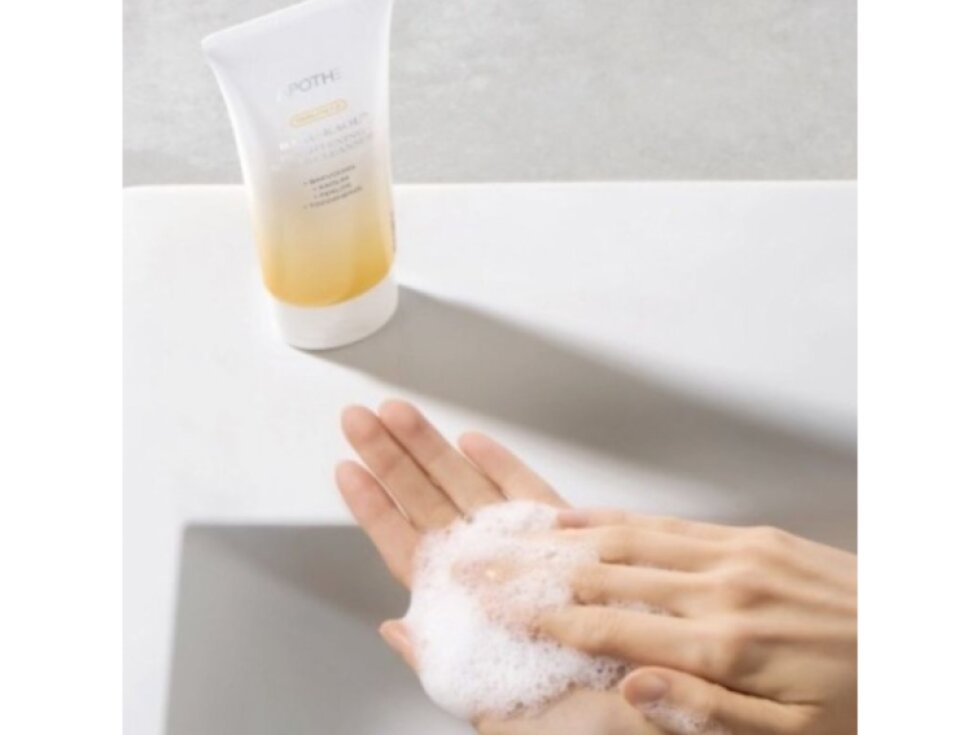 APOTHE - BAKU-KAOL BRIGHTENING SCRUB CLEANSER - Rozjasňující exfoliační čisticí gel s bakuchiolem a kaolinem 100 g