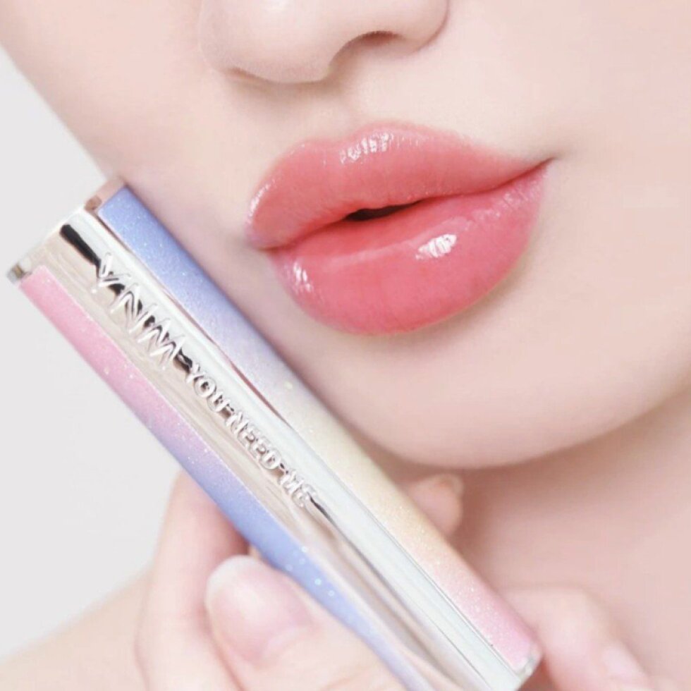 YNM - Unicorn Honey Lip Balm - Vyživující balzám na rty s medem a jemným červeným tónem 3 g