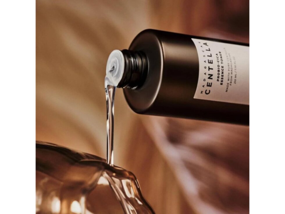 SKIN1004 - MADAGASCAR CENTELLA PROBIO - CICA ESSNECE TONER - Regenerační esenciální toner s fermentovanou centellou pro obnovu kožní bariéry 210 ml