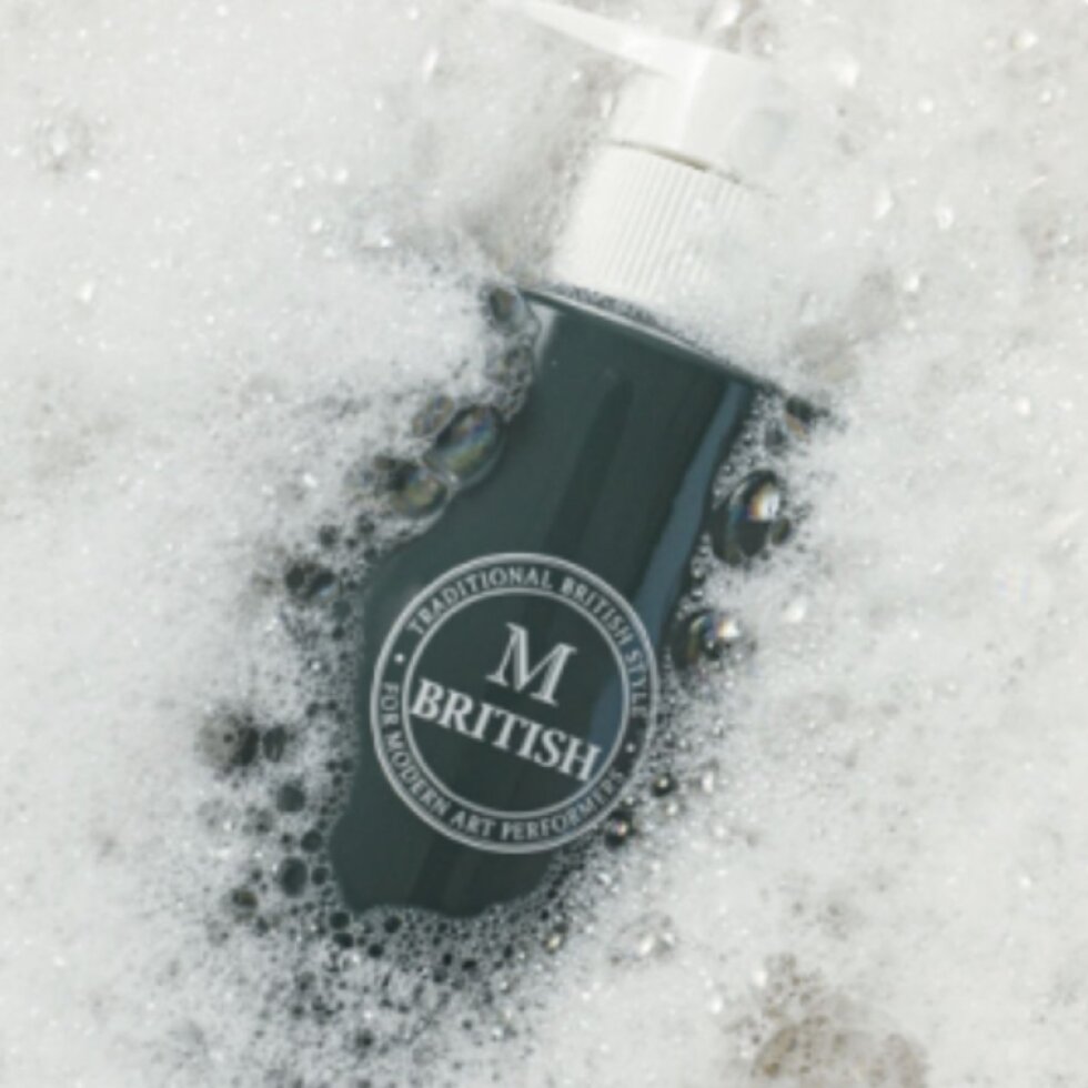 British M - Kombucha Shampoo plus Refill - Šampon bez silikonů proti vypadávání vlasů s náhradní náplní a MINI šampon Apple Mint zdarma detail bublinek