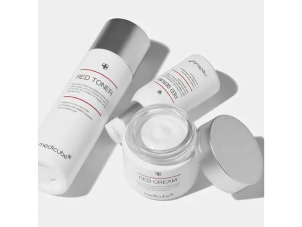 MEDICUBE - RED TONER 2.0 - Zklidňující toner pro problematickou a citlivou pleť 100 ml