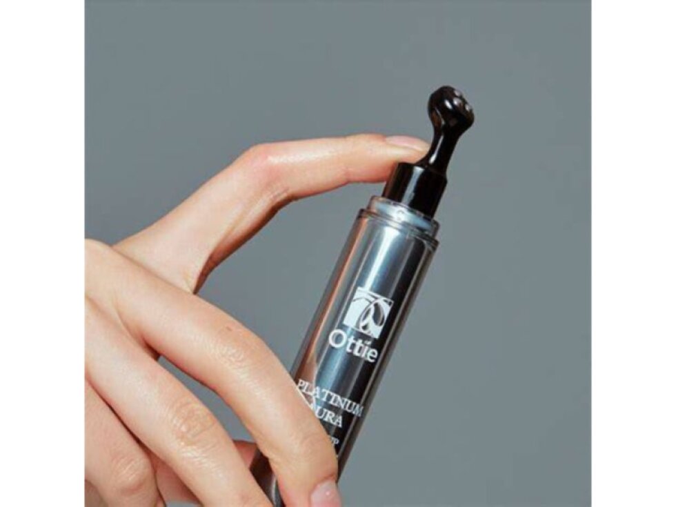 OTTIE - PLATINUM AURA ROLL-UP EYE CREAM - Luxusní oční krém s platinou a kaviárem 15 ml