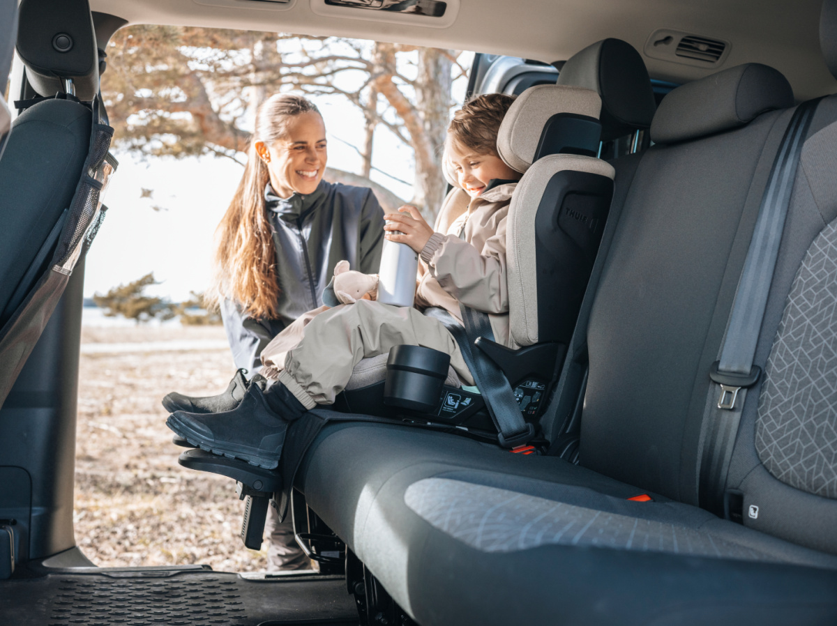 Thule Palm autosedačka i-Size s vysokým opěradlem + opěrka nohou - černá