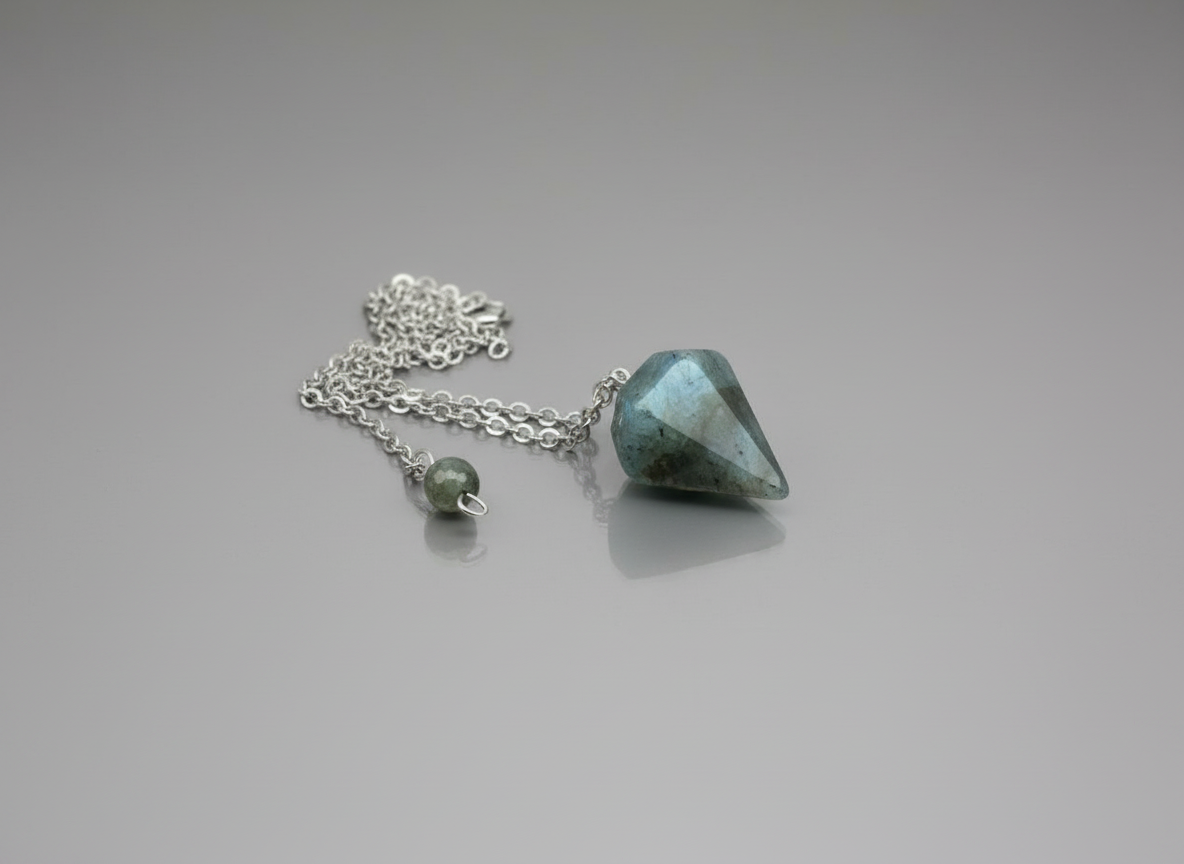 Kyvadlo z labradoritu - malé, elegantní a magické