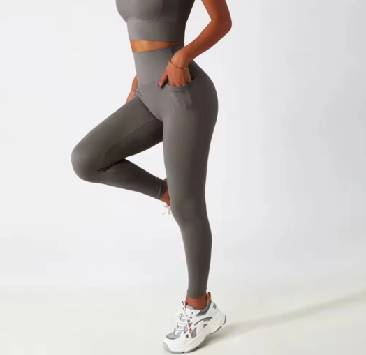 Sú legíny vhodné na dlhé cestovanie? Výhody a nevýhody (legíny na cestovanie, cestovné oblečenie pohodlné, legíny do lietadla)