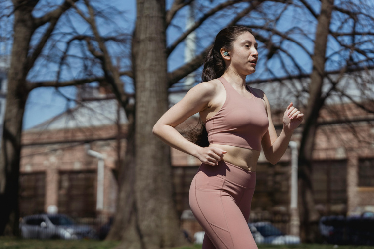 Najlepšie cviky, ktoré si v legínach odcvičíš pohodlne a efektívne (cviky v legínach, cvičenie doma, legíny na cvičenie, pohodlné legíny)