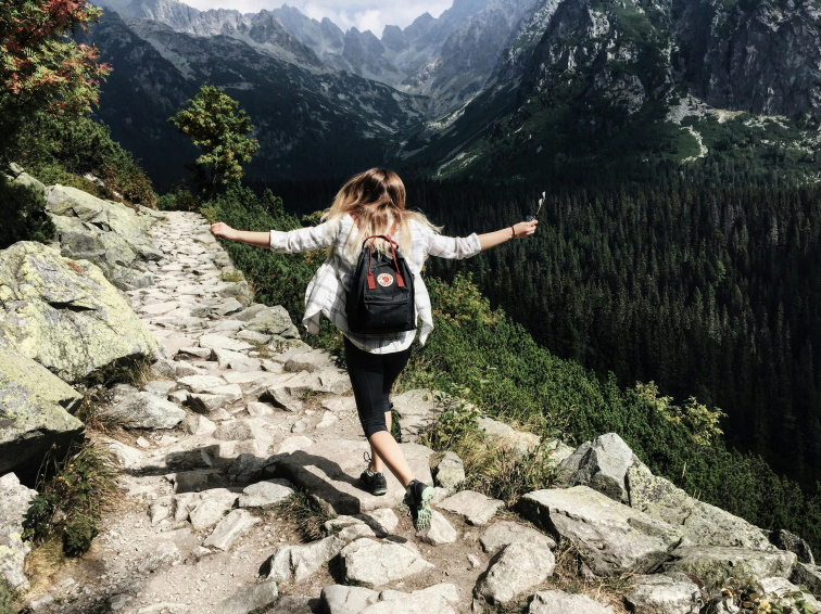 Legíny na turistiku – čo hľadať pri výbere do prírody (key:legíny na turistiku,outdoor legíny, legíny do hôr, športové legíny na turistiku)