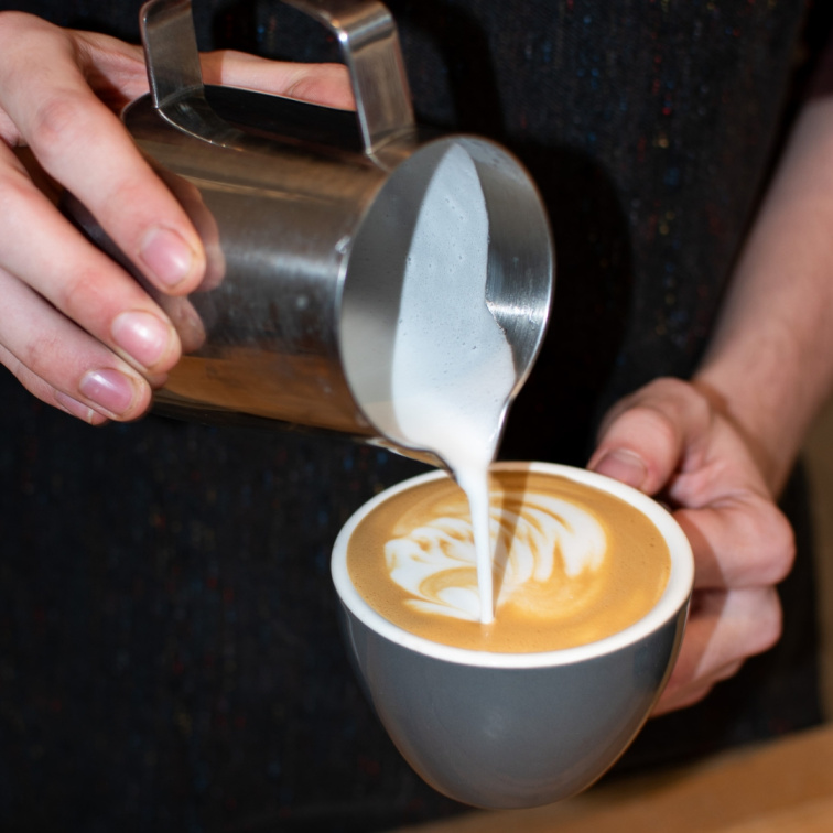 UMĚNÍ LATTE ART: Proč kreslíme do kafe?