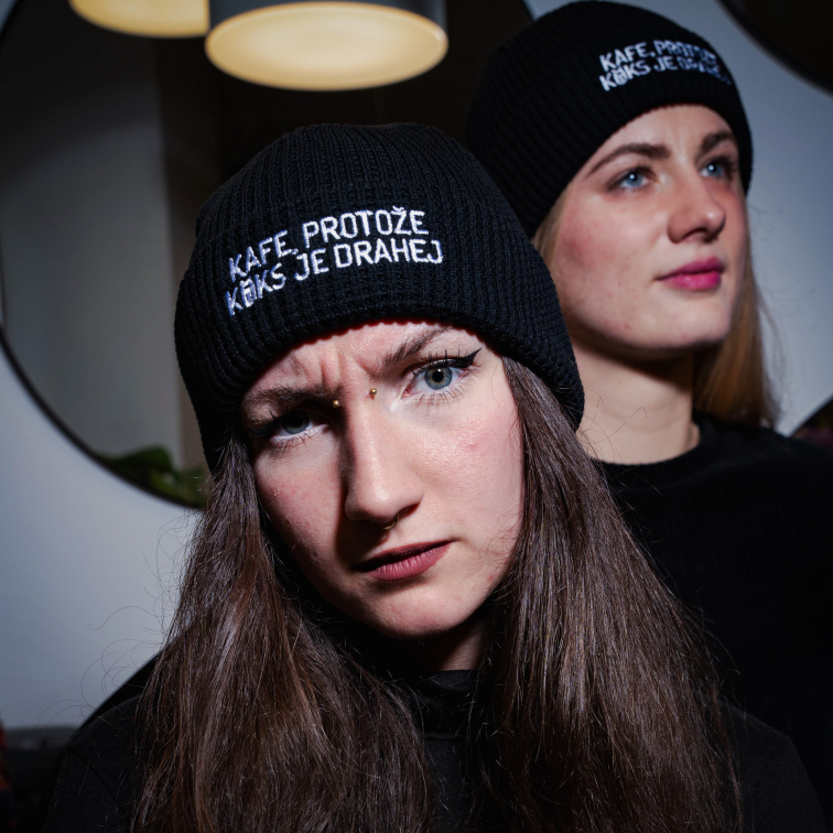 Čepice - Kafe, protože koks je drahej