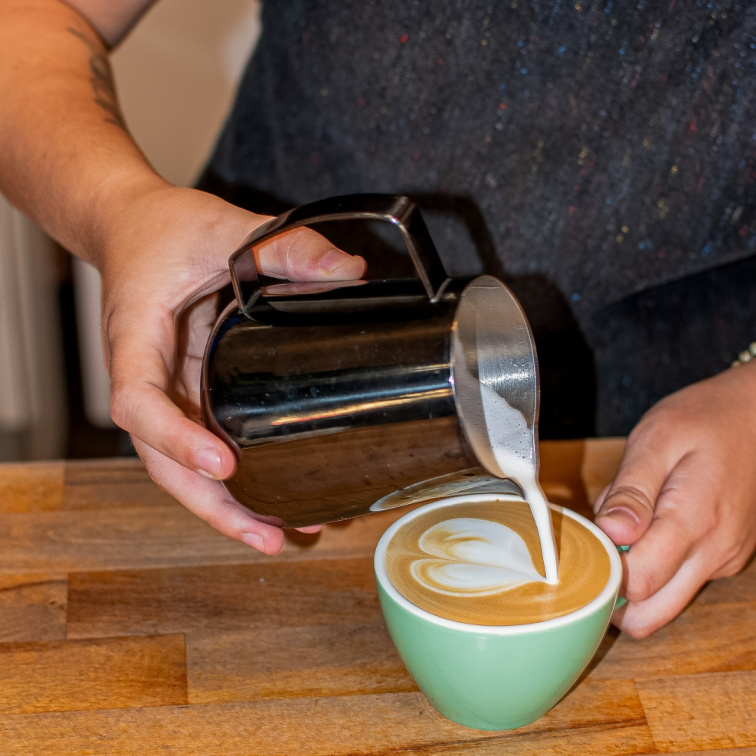 UMĚNÍ LATTE ART: Proč kreslíme do kafe?