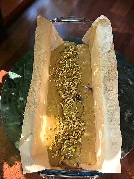 Pistáciový banánový koláč s matchou a lesním ovocem