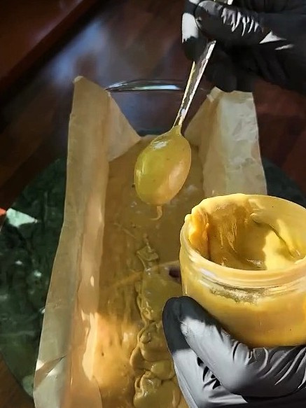 Pistáciový banánový koláč s matchou a lesním ovocem