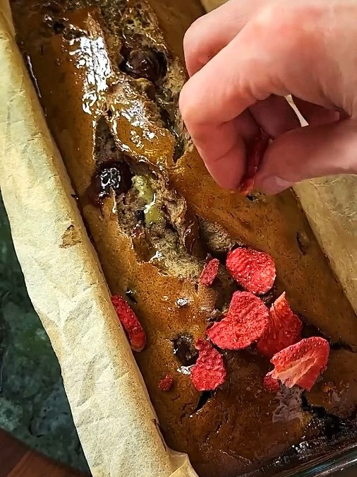 Pistáciový banánový koláč s matchou a lesním ovocem