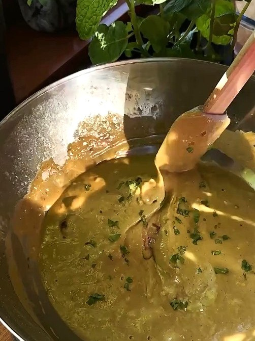 Pistáciový banánový koláč s matchou a lesním ovocem