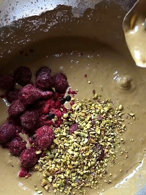 Pistáciový banánový koláč s matchou a lesním ovocem