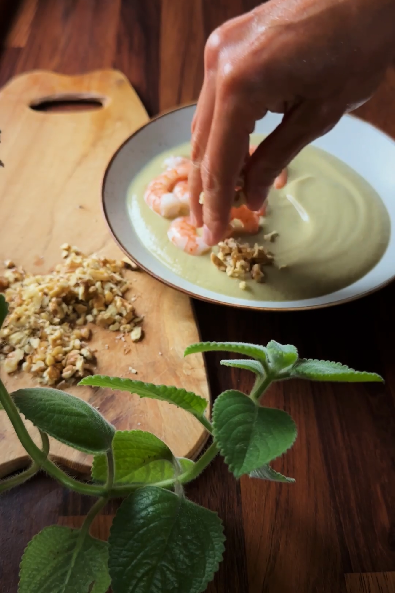 Recept na krémovou polévku s krevetami a vlašskými ořechy